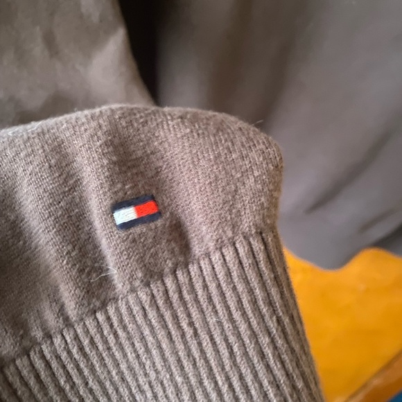 Tommy Hilfiger V Neck - Picture 4 of 5